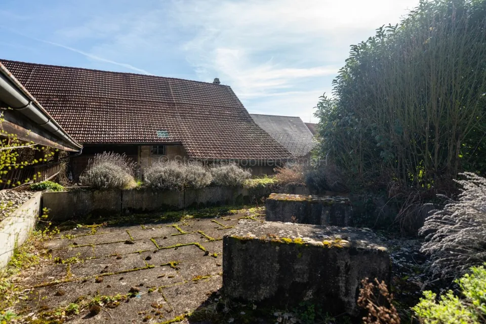 Building land in Brütten with historic farmhouse and development potential