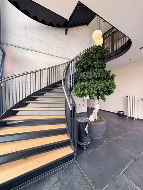 Bureau moderne et lumineux