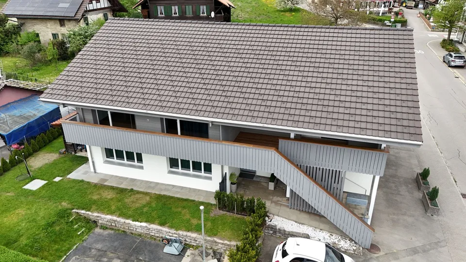 Einmaliges Mehrfamilienhaus mit Zwei Wohnungen und Ladenlokal