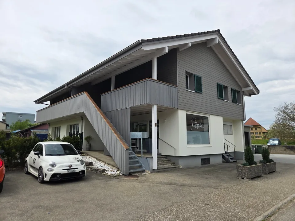 Einmaliges Mehrfamilienhaus mit Zwei Wohnungen und Ladenlokal
