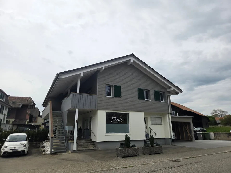 Einmaliges Mehrfamilienhaus mit Zwei Wohnungen und Ladenlokal