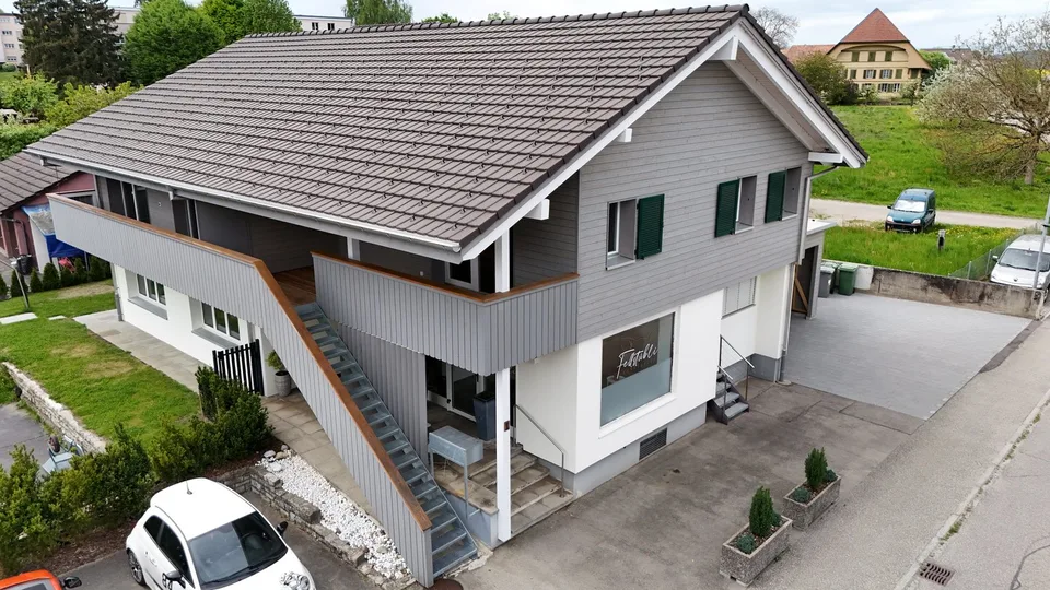 Einmaliges Mehrfamilienhaus mit Zwei Wohnungen und Ladenlokal