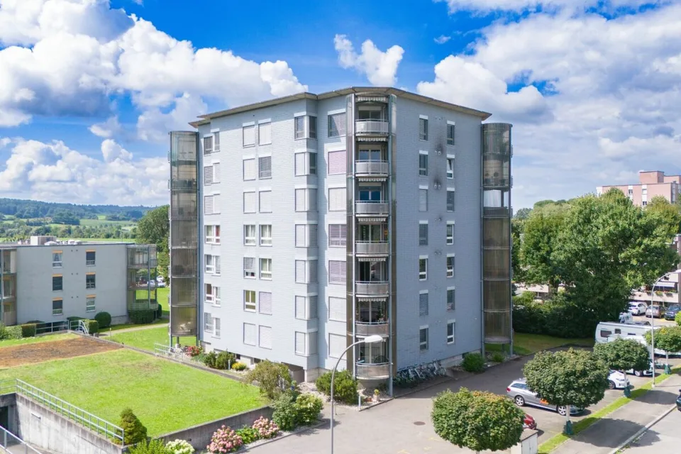 Grosszügige 3.5-Zimmerwohnung an Top-Lage | 94 m² | 2 Bäder | Balkon | Keller | Parkplatz