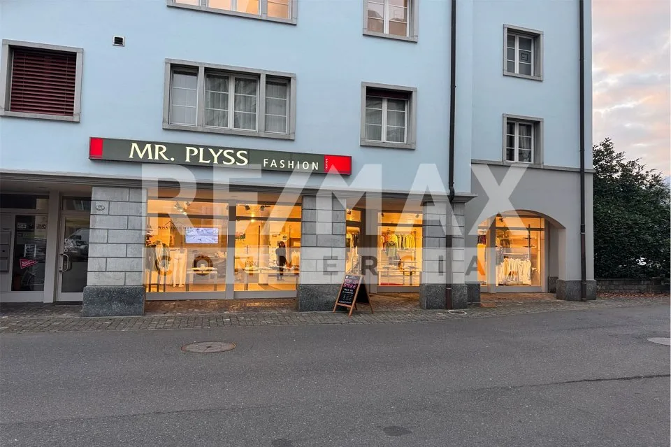 Negozio rappresentativo in una posizione centrale con visibilità massima a Brunnen SZ