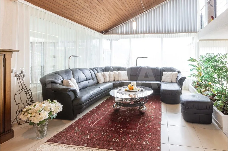 Nid d'aigle, villa de 7 pièces avec vue lointaine, jardin d'hiver et piscine intérieure, 220 m² NWF, Schwyz (SZ)