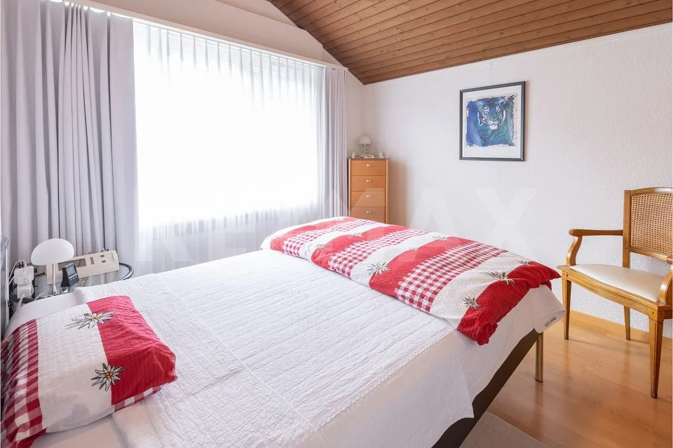 Nid d'aigle, villa de 7 pièces avec vue lointaine, jardin d'hiver et piscine intérieure, 220 m² NWF, Schwyz (SZ)