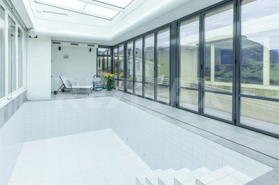 Nid d'aigle, villa de 7 pièces avec vue lointaine, jardin d'hiver et piscine intérieure, 220 m² NWF, Schwyz (SZ)