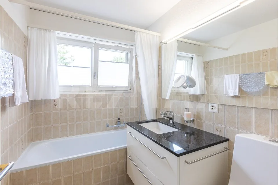 Nid d'aigle, villa de 7 pièces avec vue lointaine, jardin d'hiver et piscine intérieure, 220 m² NWF, Schwyz (SZ)
