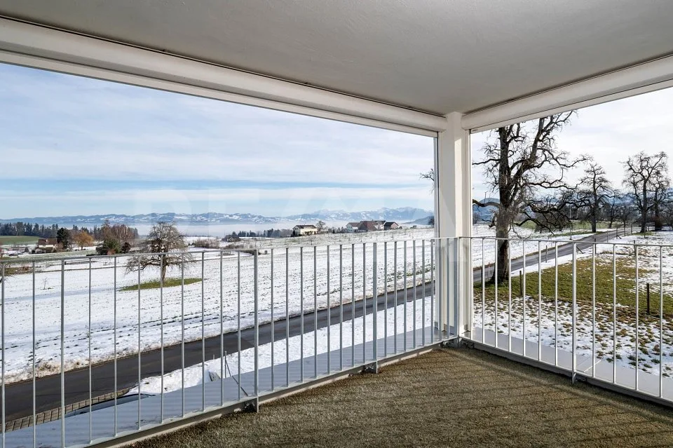 High-quality 4.5-room apartment with unobstructed lake and panoramic views