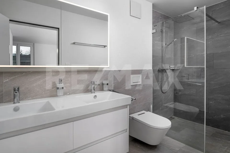 High-quality 4.5-room apartment with unobstructed lake and panoramic views