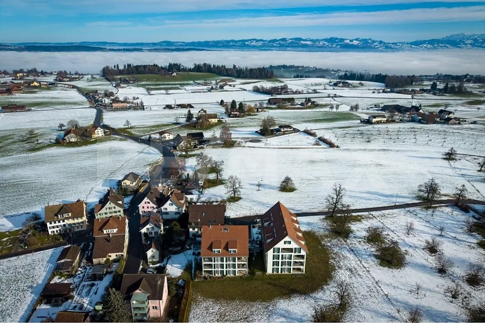High-quality 4.5-room apartment with unobstructed lake and panoramic views