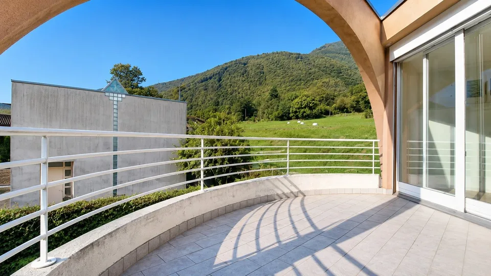 Villa indépendante ensoleillée et confortable avec porche, terrasse et jardin