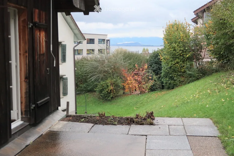 Charming 3.5-room maisonette apartment in an old farmhouse with a lake view