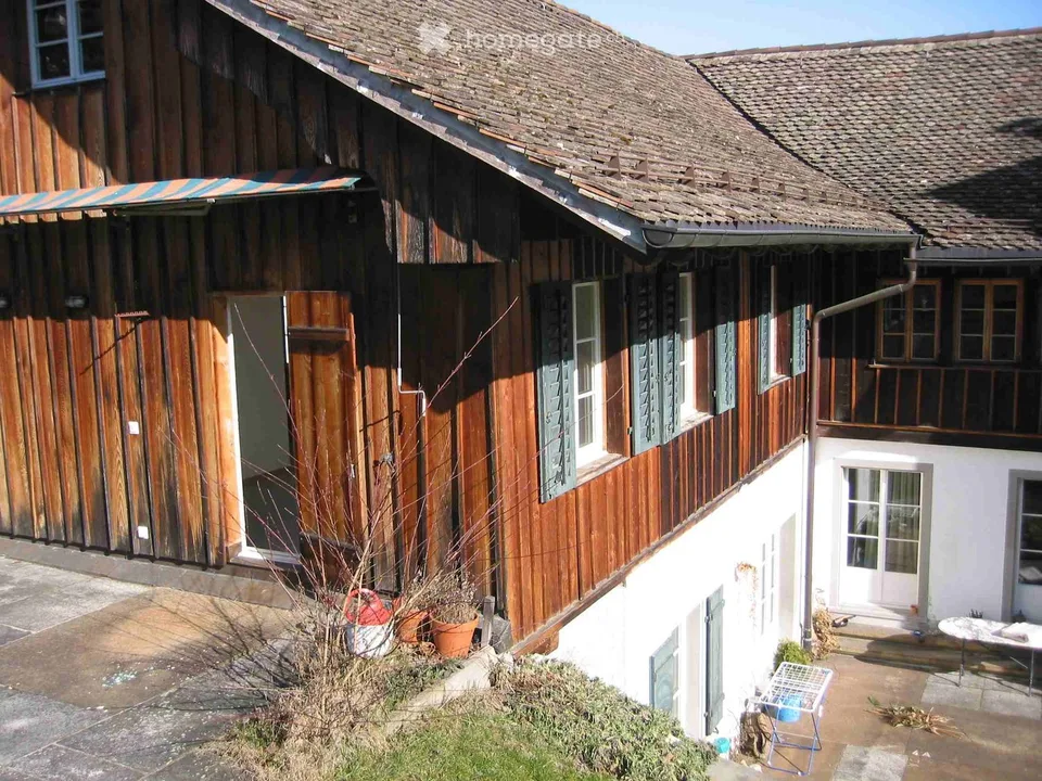Charmante 3.5-Zimmer-Maisonette-Wohnung in altem Bauernhaus mit Seesicht