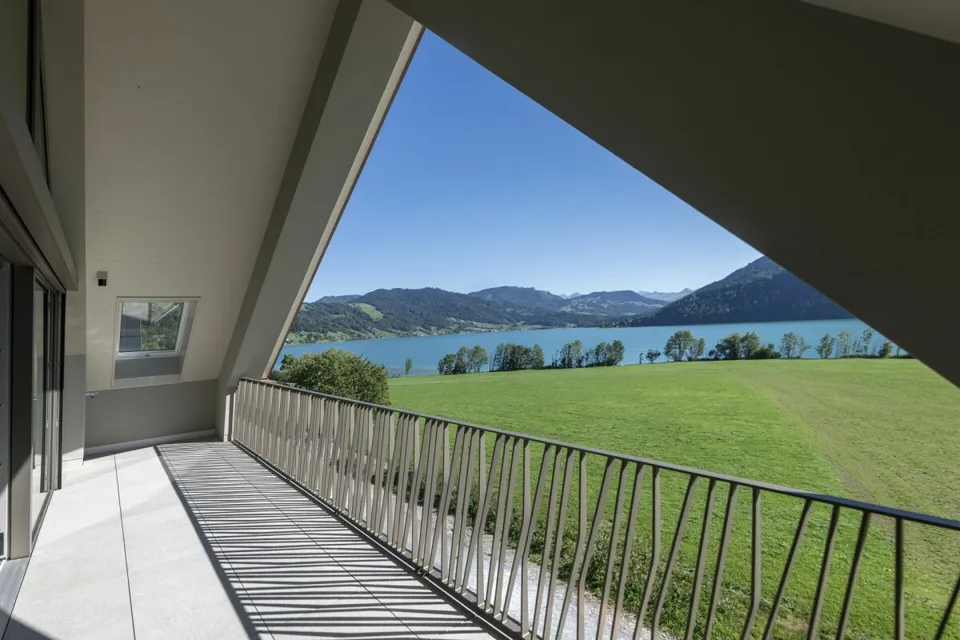 Exklusive 3.5 Zi-Dachwohnung mit traumhafter Panoramasicht auf den Ägerisee