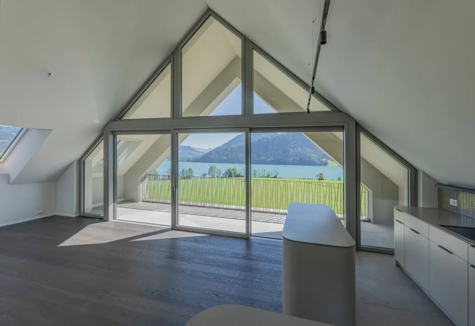 Exklusive 3.5 Zi-Dachwohnung mit traumhafter Panoramasicht auf den Ägerisee