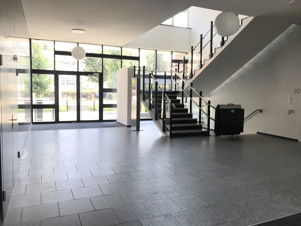 Lavorare in un edificio per uffici ultramoderno!