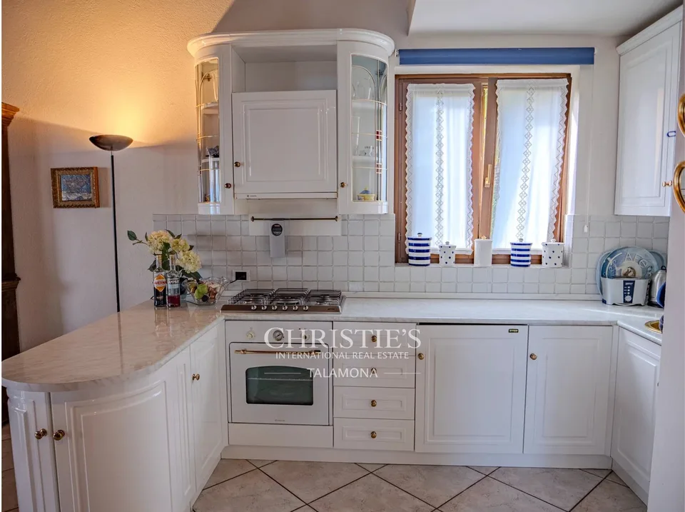 VILLA MIT SEEBLICK UND GROSSEM GARTEN – Foto 9 von 13
