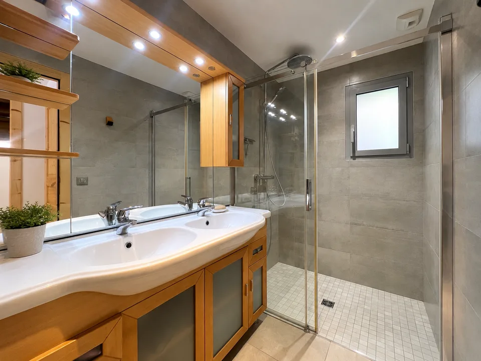 Magnificent Chalet mit 110 m² Garagen und Panoramablick auf die Berge