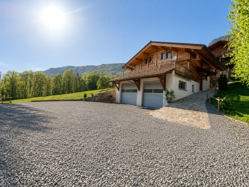 Magnifique chalet avec 110 m² de garages et vue panoramique sur les montagnes