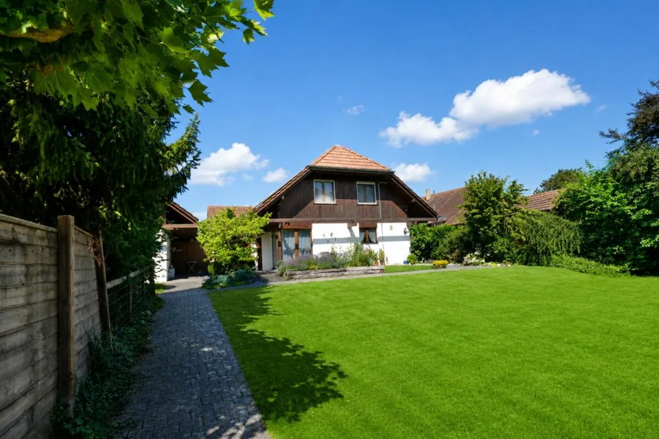 GROSSEN IMMOBILIEN - Charmantes 5-Zimmer-Einfamilienhaus mit gepflegtem Garten
