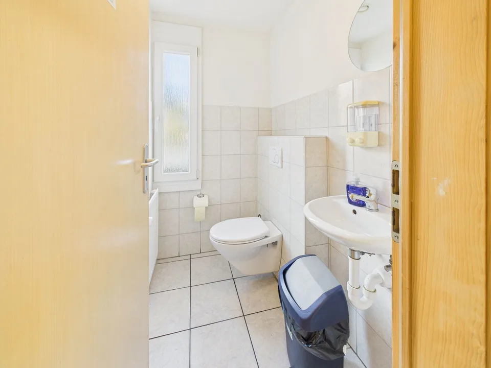 Casa a due famiglie con appartamento di 3,5 locali e spazio commerciale (kebab) al piano terra