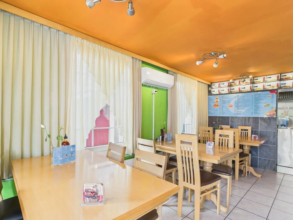 Casa a due famiglie con appartamento di 3,5 locali e spazio commerciale (kebab) al piano terra