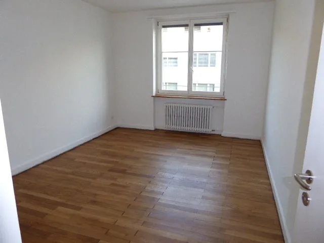 Appartement de 3 pièces en ancien bâtiment rénové avec charme à Gundeli