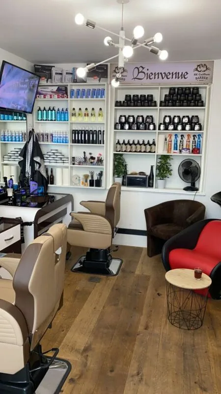 Salone di barbershop completamente attrezzato a Friburgo