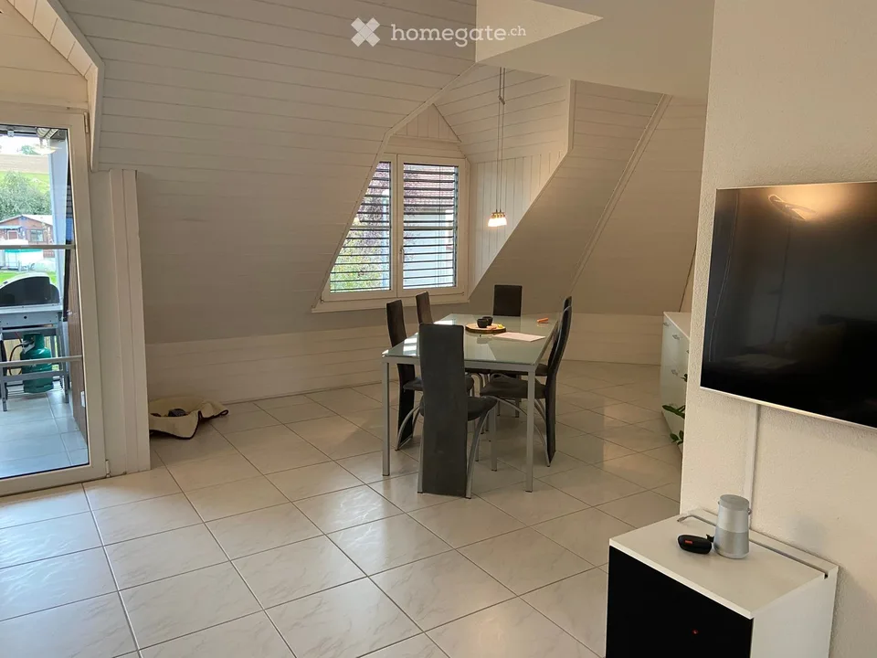 Charming 4.5-room maisonette apartment with balcony and fireplace in Volketswil