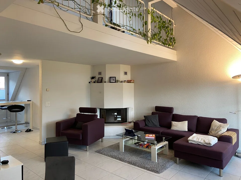 Charmante 4.5-Zimmer-Maisonette-Wohnung mit Balkon und Kamin in Volketswil