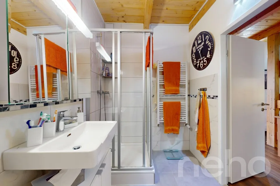 Ampia casa multifamiliare con 3 unità in una posizione tranquilla