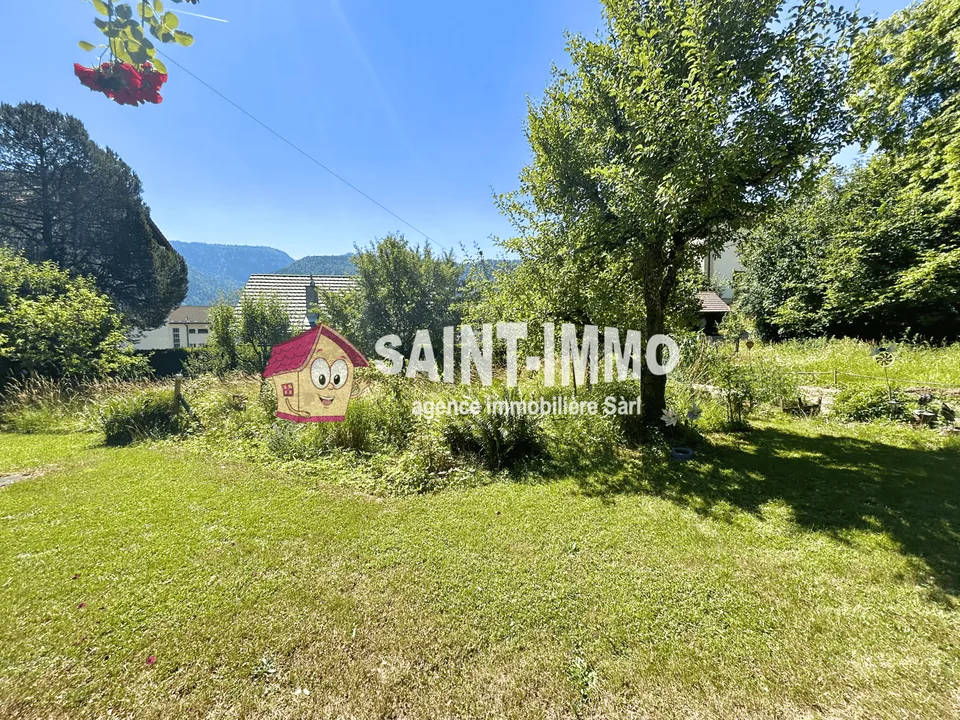 Affascinante chalet con dépendance, garage e giardino alberato senza vis-à-vis