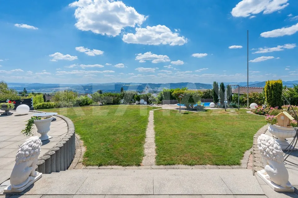Villa mit Pool und traumhafter Weitsicht in Oberrohrdorf