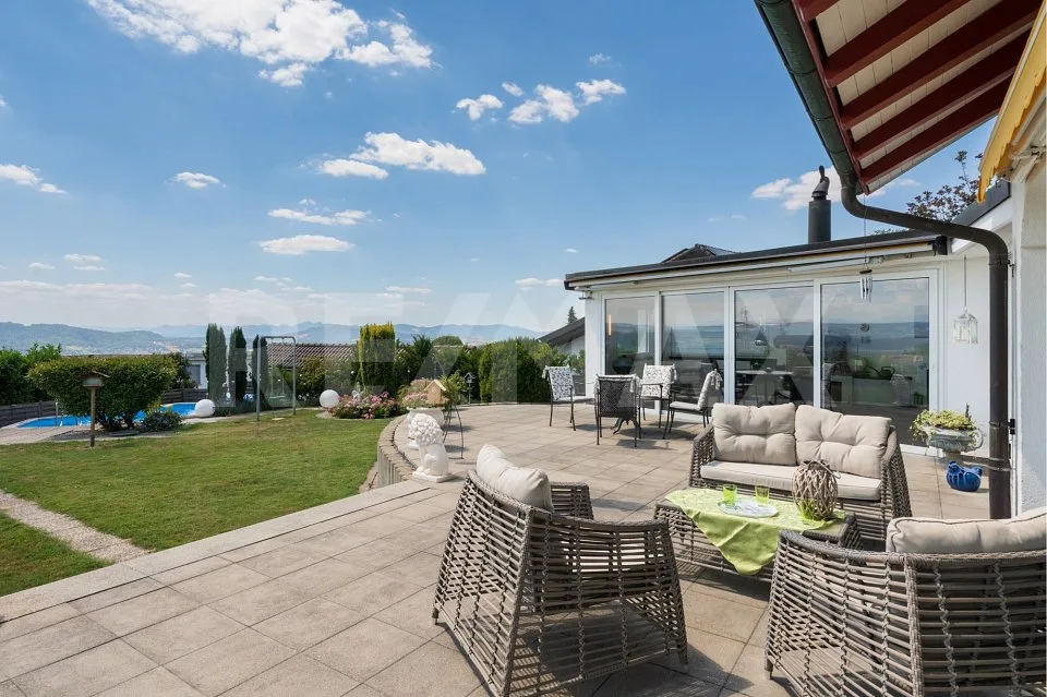 Villa mit Pool und traumhafter Weitsicht in Oberrohrdorf