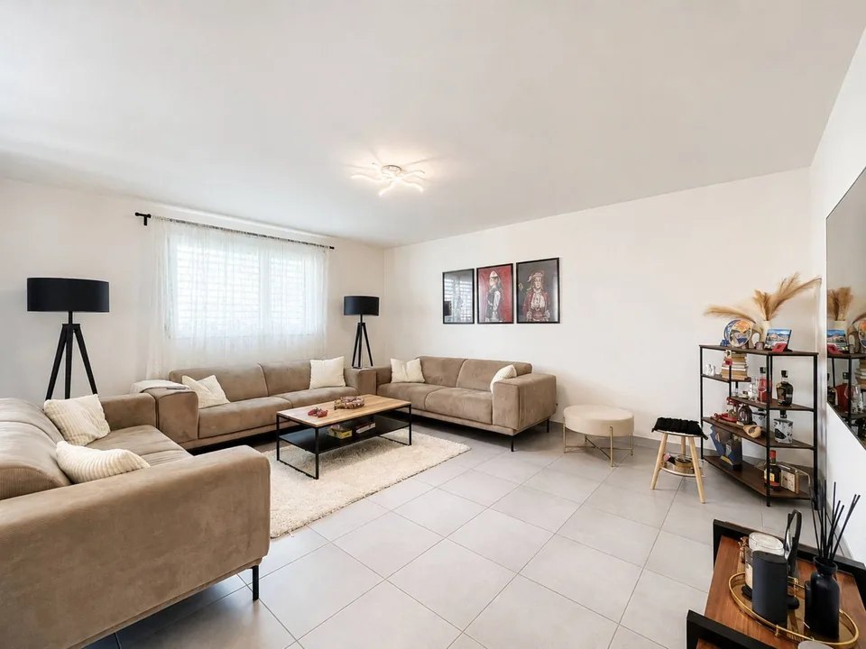 Spacious 4.5-room apartment with mountain view