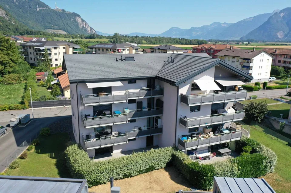Spacious 4.5-room apartment with mountain view