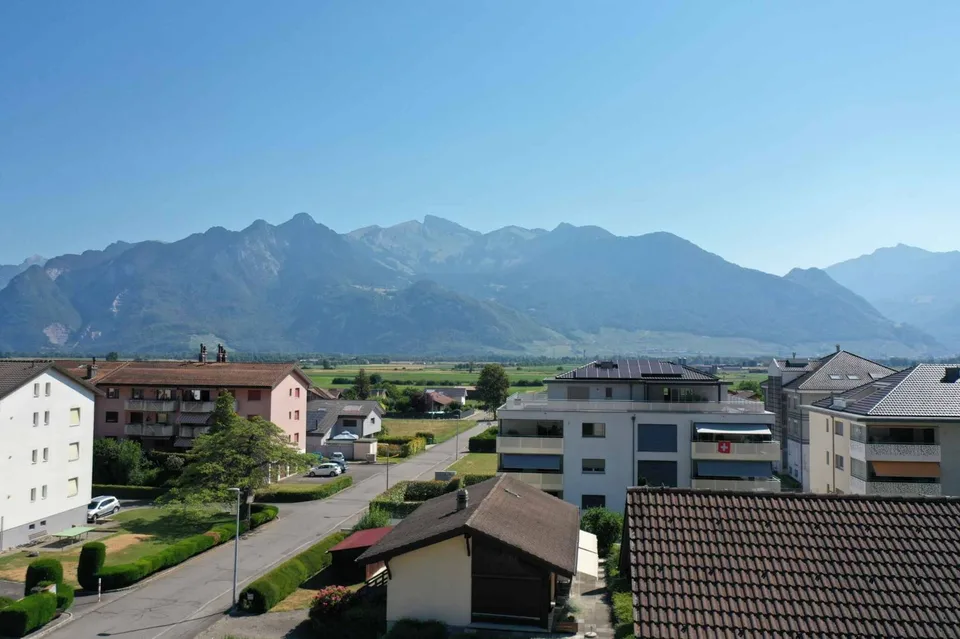 Spacious 4.5-room apartment with mountain view