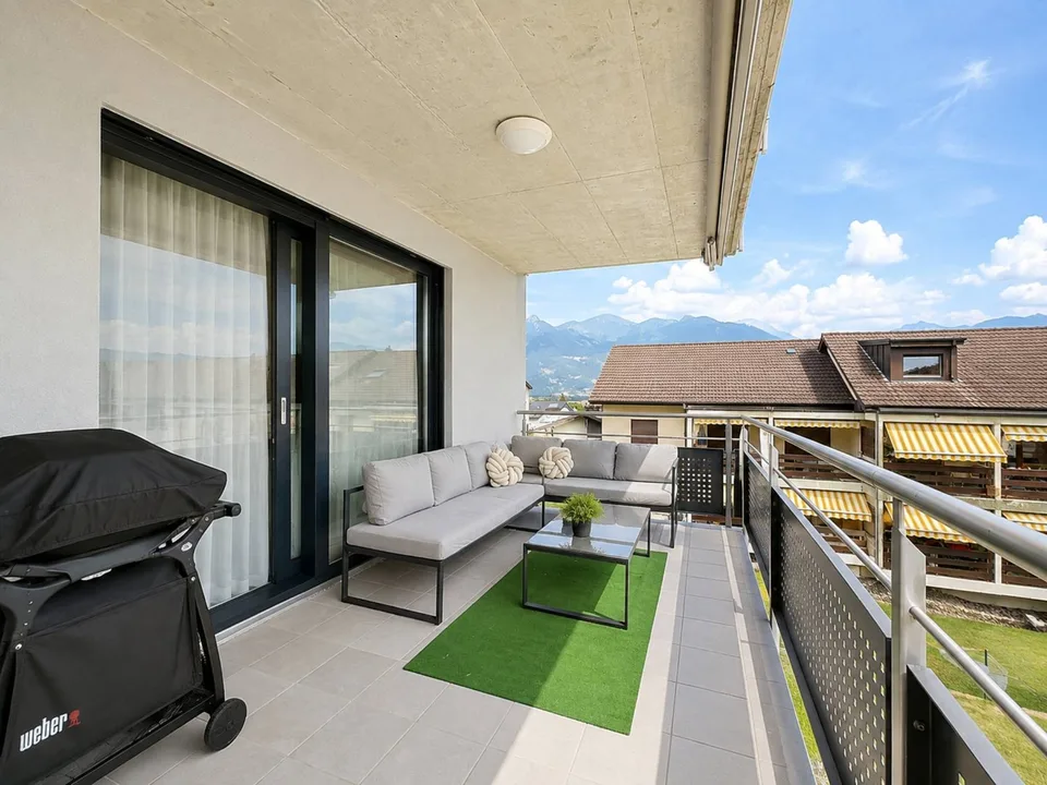 Spacious 4.5-room apartment with mountain view