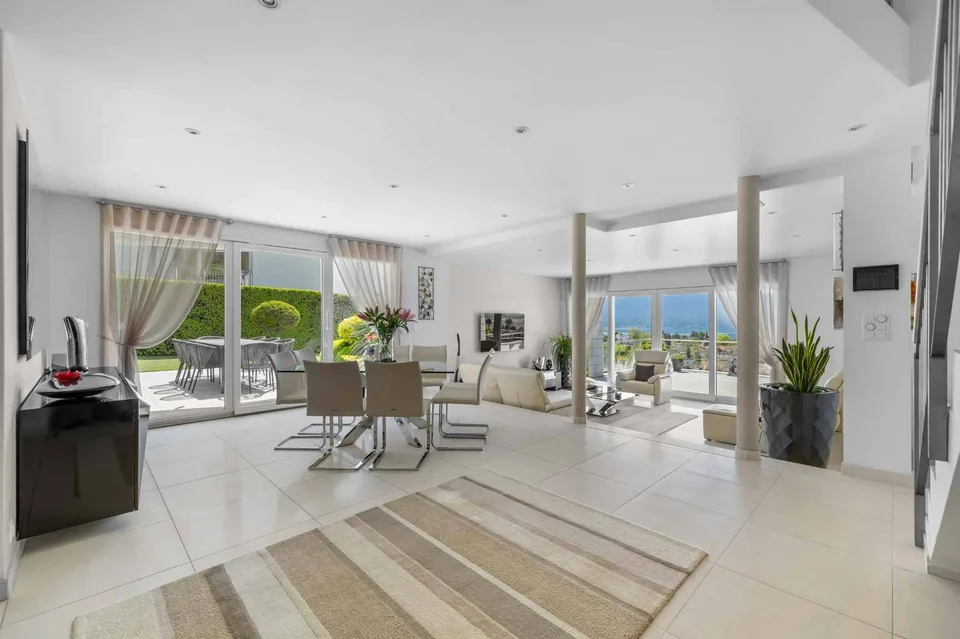 Elegante proprietà contemporanea con vista panoramica sul Lago di Ginevra
