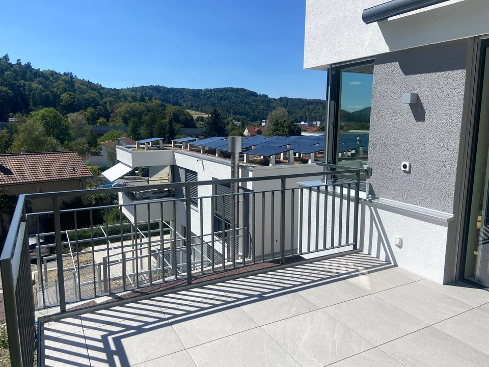 4.5-Zimmer-Doppeleinfamilienhaus an privilegierter Hanglage