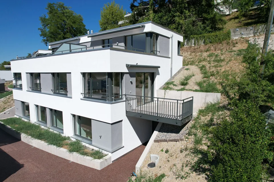 4.5-Zimmer-Doppeleinfamilienhaus an privilegierter Hanglage