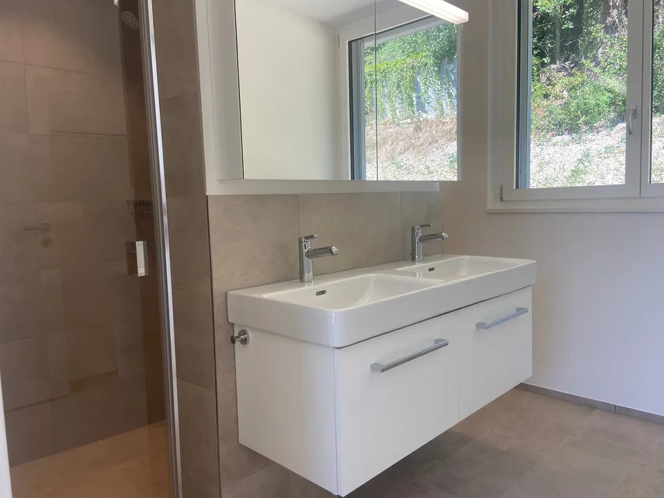 4.5-Zimmer-Doppeleinfamilienhaus an privilegierter Hanglage