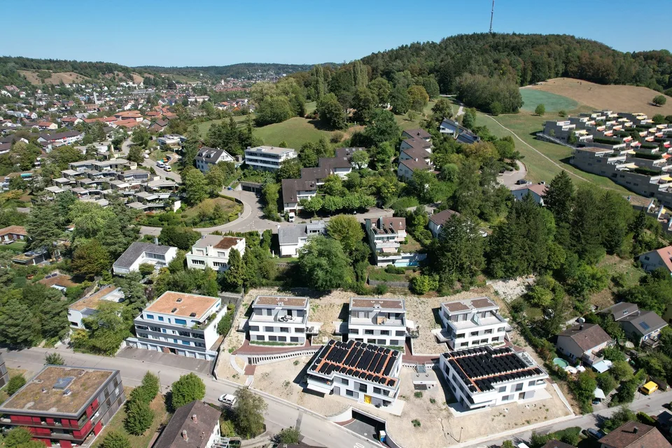 4.5-Zimmer-Doppeleinfamilienhaus an privilegierter Hanglage