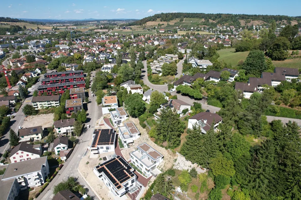 4.5-Zimmer-Doppeleinfamilienhaus an privilegierter Hanglage