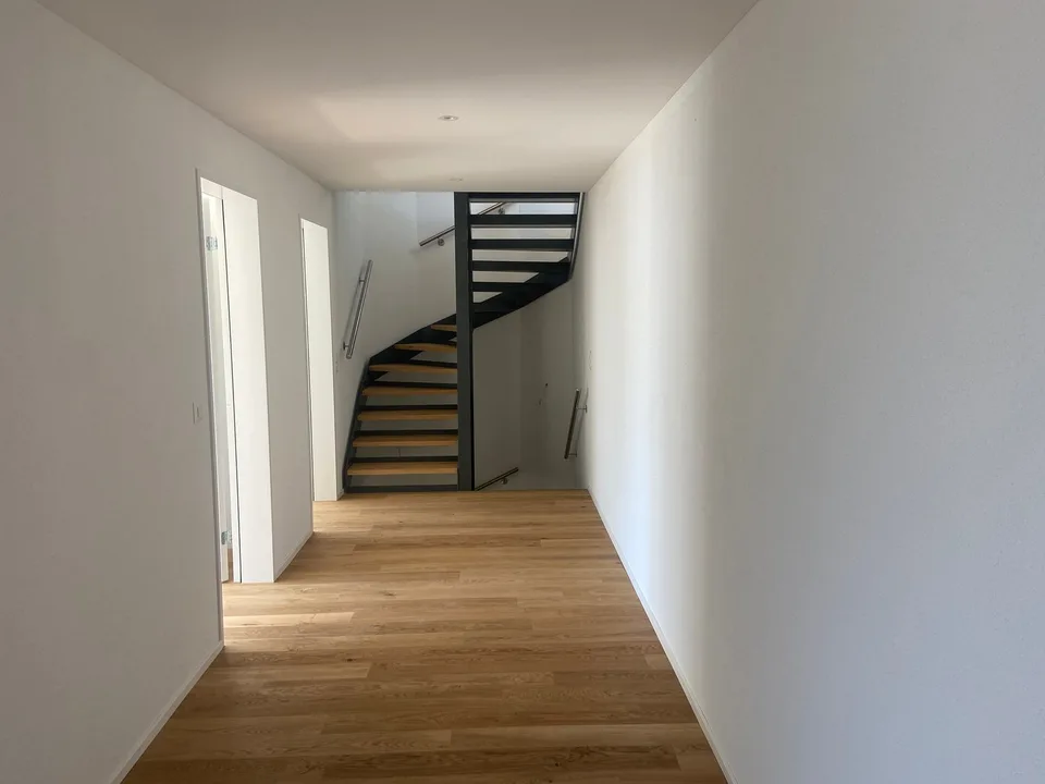 4.5-Zimmer-Doppeleinfamilienhaus an privilegierter Hanglage