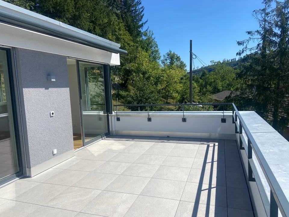4.5-Zimmer-Doppeleinfamilienhaus an privilegierter Hanglage