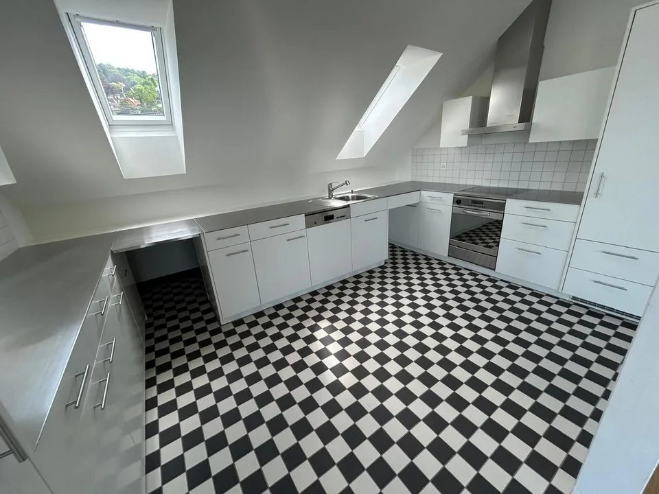 *Urbane Eleganz* 3.5-Zimmer-Wohnung im DG mit Terrasse 12 m2