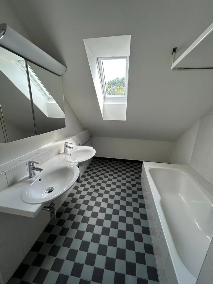 *Urbane Eleganz* 3.5-Zimmer-Wohnung im DG mit Terrasse 12 m2