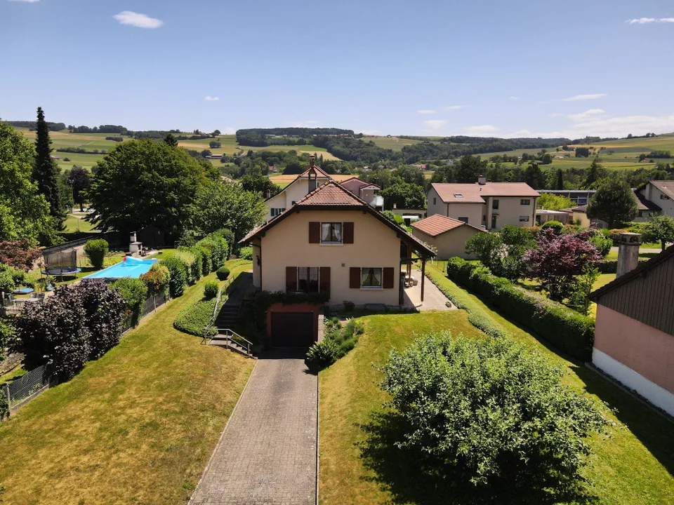 Einzelvilla mit 6.5 Zimmern und großem Garten von 1'618 m2